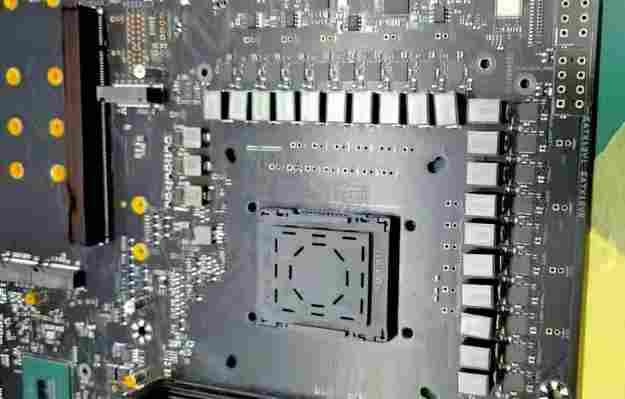 Foto desky LGA 1700/Z690 pro Alder Lake. Silné VRM, kompatibilní s chladiči pro LGA 115x?
